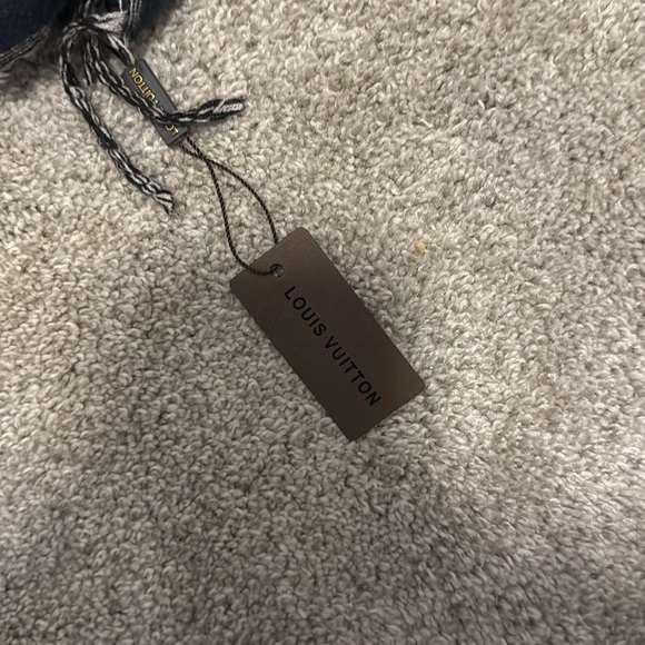 louis vuitton scarf - Picture 2 of 3